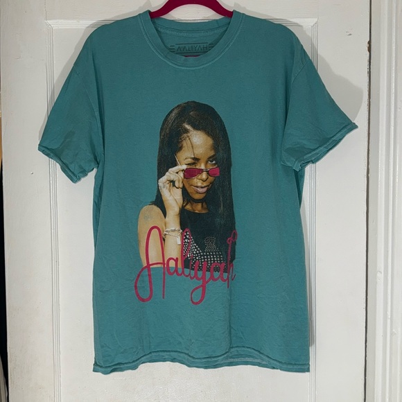 Aaliyah Graphic Tee - Picture 1 of 7